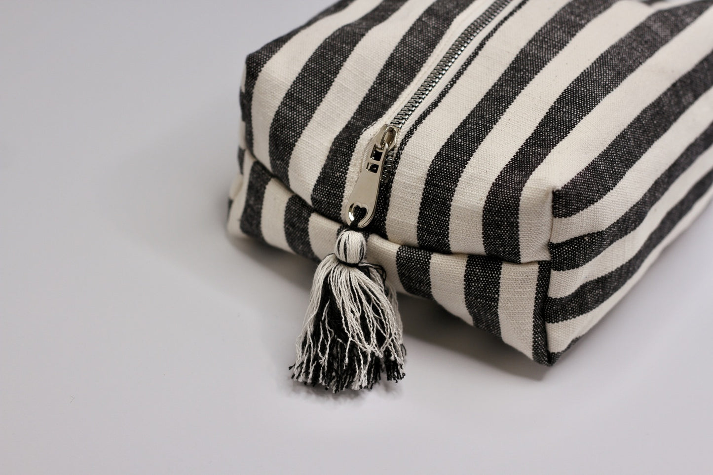 Handgemachte Kosmetiktasche Ole in Schwarz/Weiß - Twistify