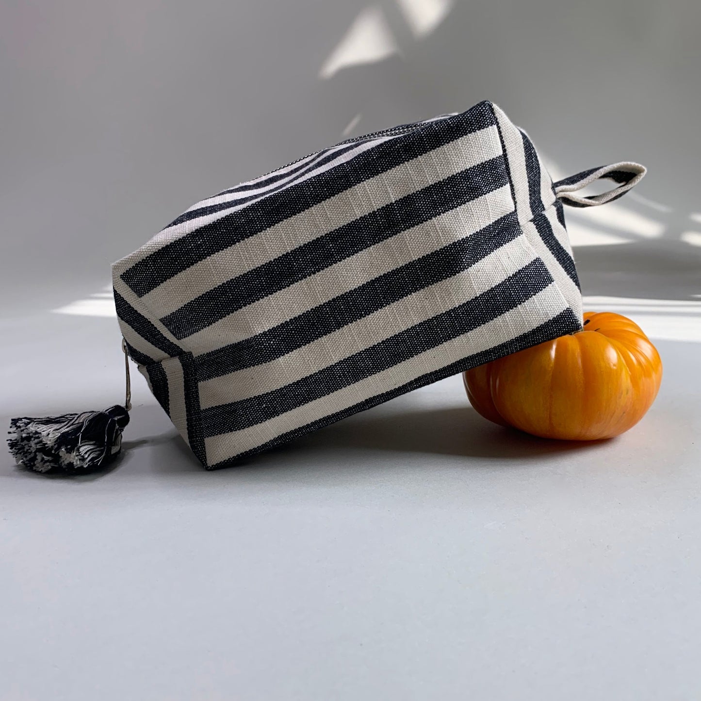Handgemachte Kosmetiktasche Ole in Schwarz/Weiß - Twistify
